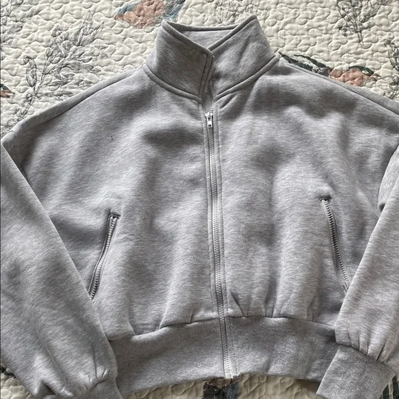 NWT Forever 21 Light Gray Cropped Sweatshirt Jacket - Picture 5 of 7